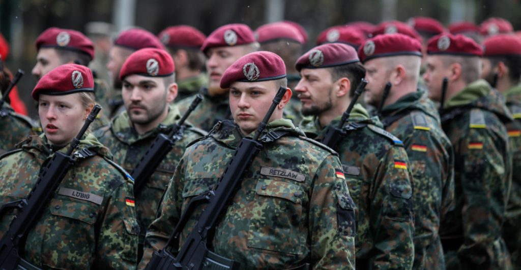 Press från USA och Putinhot får Tyskland att växla upp – siktar på Europas största armé