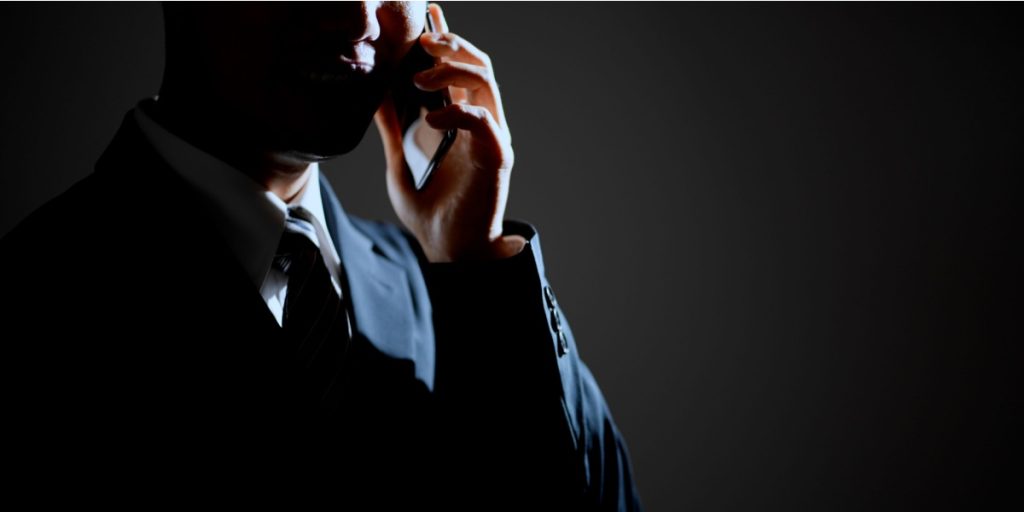 snakker telefon, scammer, mystisk mand, svindel, telefonsvindel