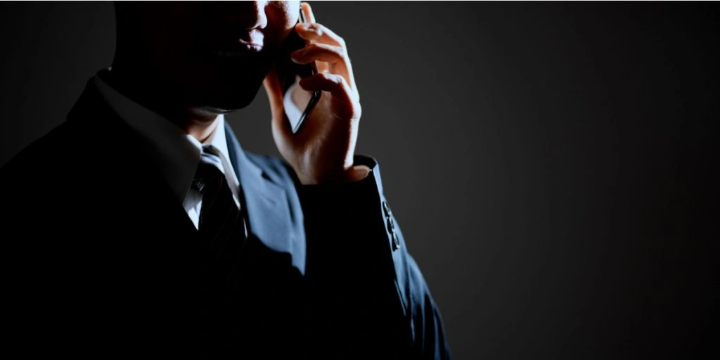 snakker telefon, scammer, mystisk mand, svindel, telefonsvindel