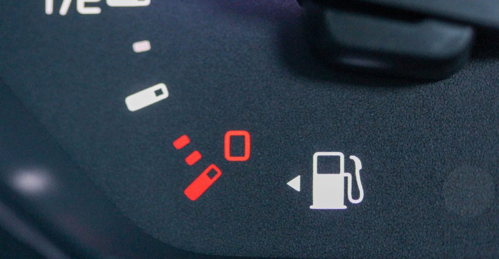 Pil som visar vilken sida tanklocket sitter på bilen