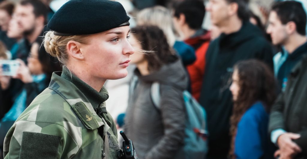 Svensk kvinna i försvaret