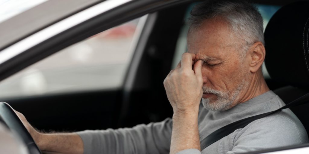 old man in car, gammel mand i bil, syg, sick, har det skidt