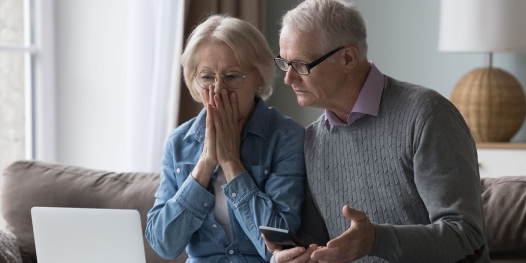 Ældre par, old couple, triste, sad, Scammed, snydt, svindel,