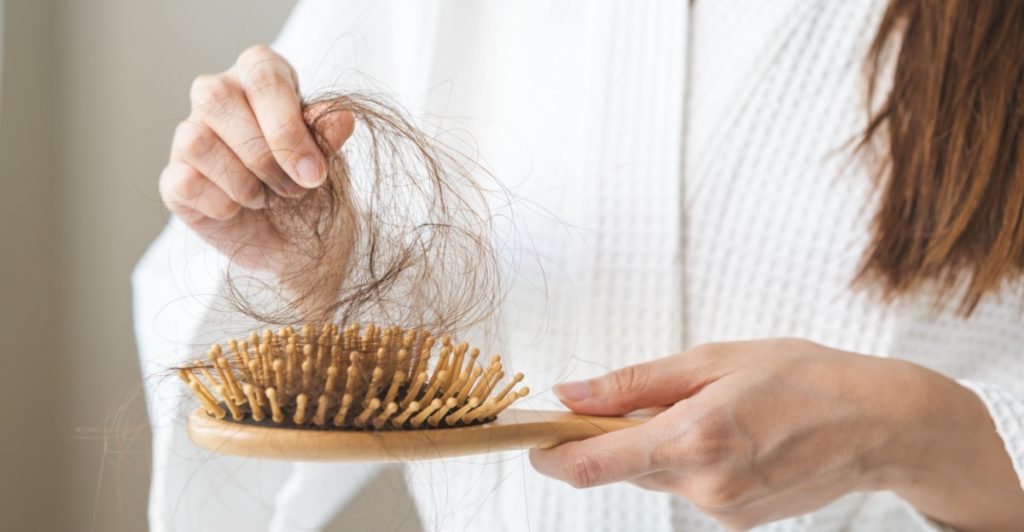 Därför kan stress trigga håravfall – och ibland starta något mycket större