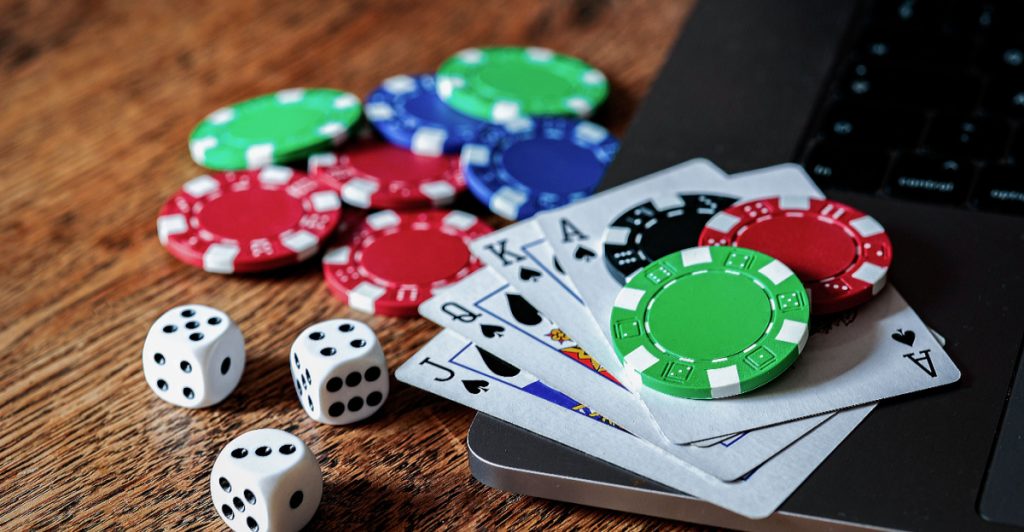 Färre unga testar droger – men pojkar fastnar allt oftare i spelandet om pengar