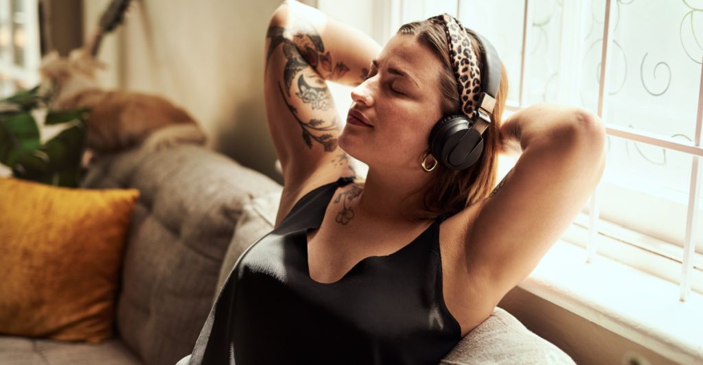 Kvinna med headset chillar