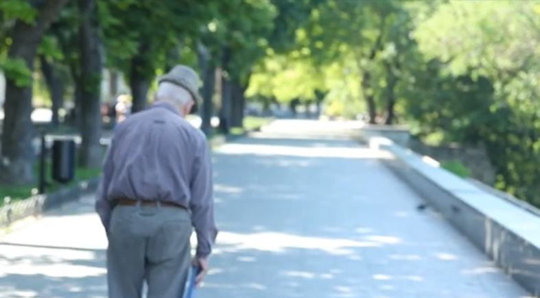 Elderly, gammel mand, Pensionist, walking, går på en sti, park