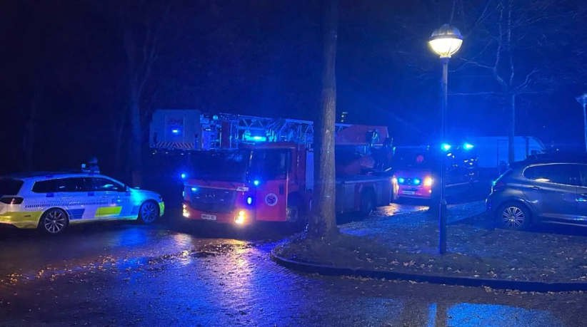 Brand på altan gjorde, at flere betjente måtte køres på hospitalet