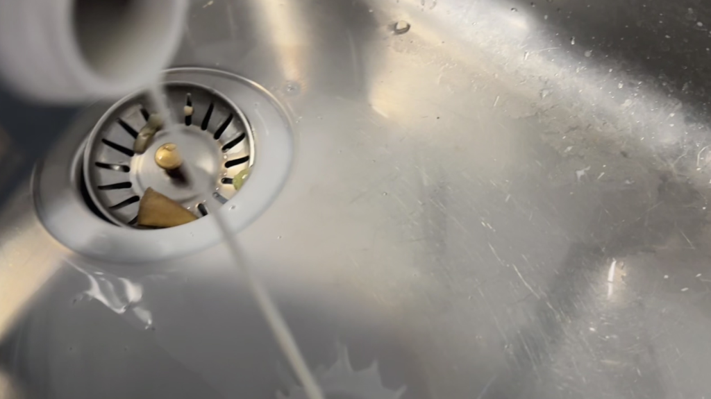 Därför ska du aldrig hälla mjölk i köksvasken