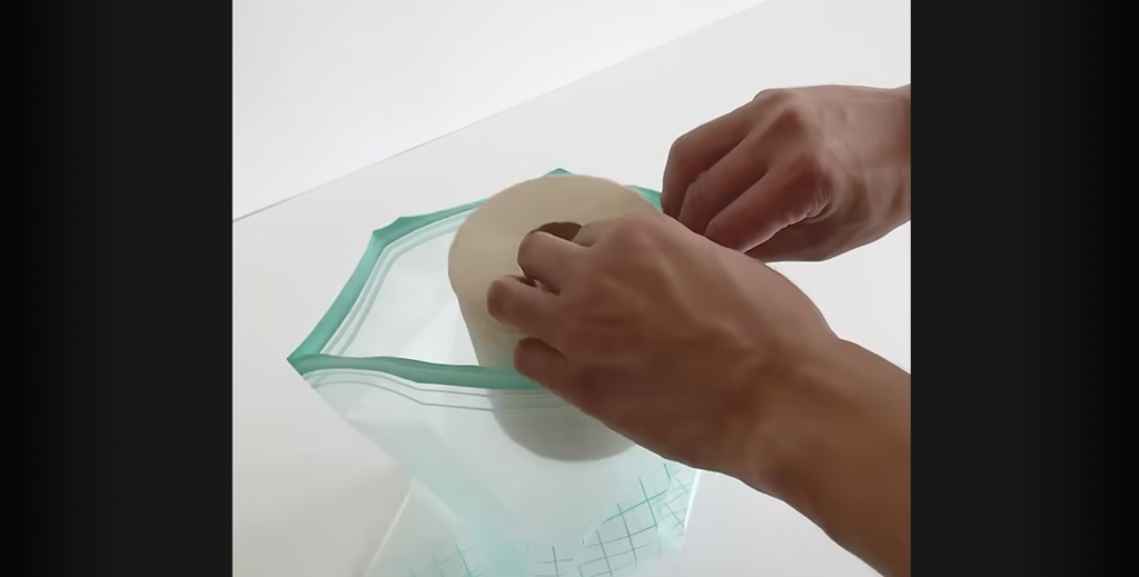 Han lägger toalettpapper i en påse och försluter den: Då händer något ingen hade väntat sig