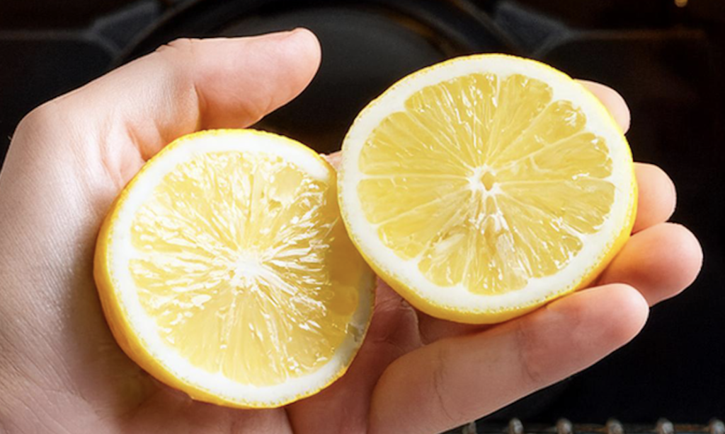 Skär citronen i halvor och ställ den i ugnen: Resultatet kommer att överraska dig