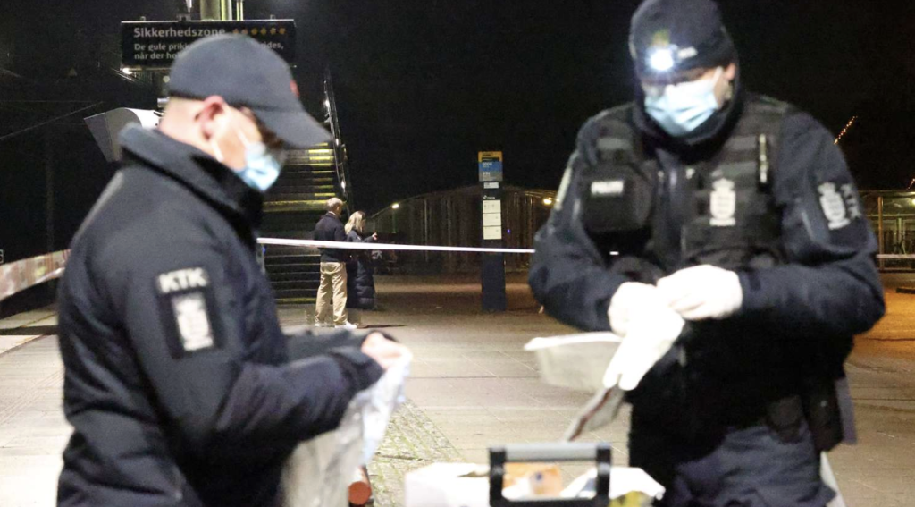 Politiet massivt til stede ved togstation: 21-årig er kommet slemt til skade