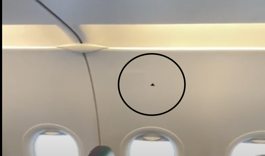 Har du bemærket trekanterne på flyet? Her er grunden til, at de er der