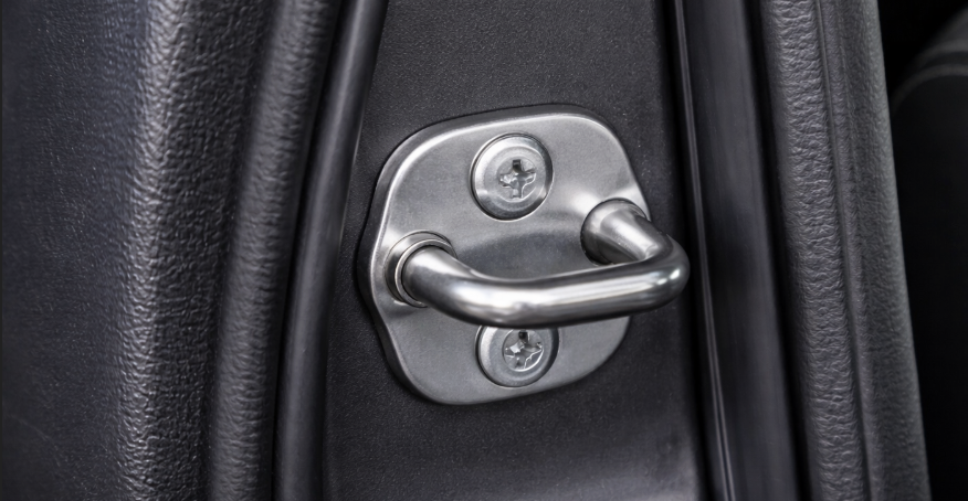 Har du bemærket krogen i bildøren? Her er dens vigtige funktion