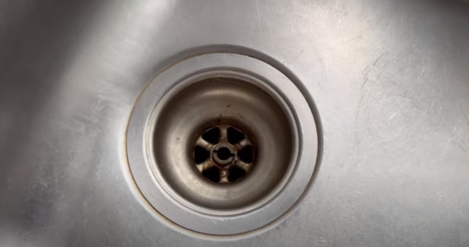 Alla har ingrediensen hemma: Rörmokare använder den för att rengöra handfatet på 30 sekunder