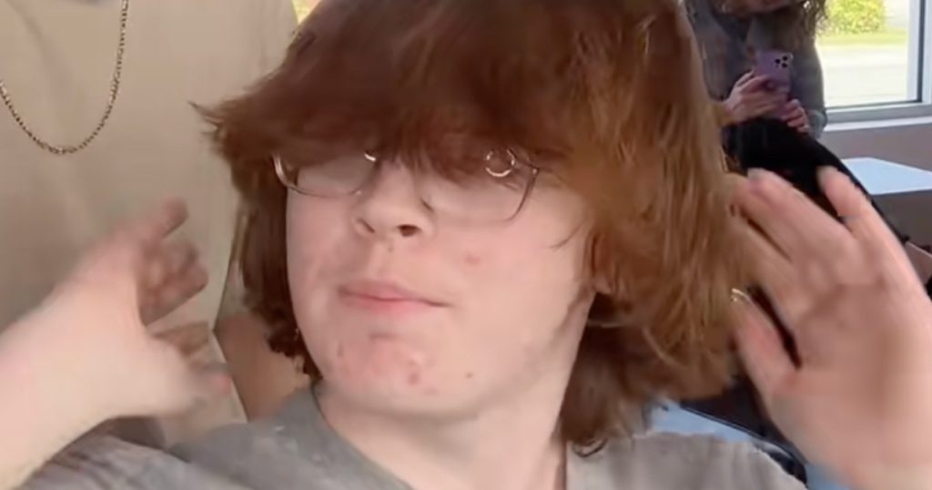 Forældre bestikker teenager til at blive klippet med PS5: Hans forvandling er fantastisk