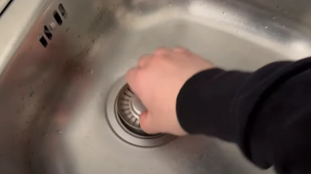 Han lägger en diskmaskinstablett i vasken och häller på 1,5 liter kokande vatten: Plötsligt är ett välkänt köksproblem löst