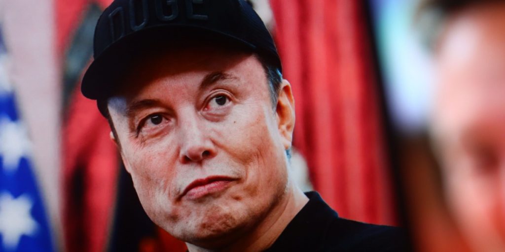 Elon Musk: AI kan løse USA’s gældskrise men også skabe nye økonomiske chok