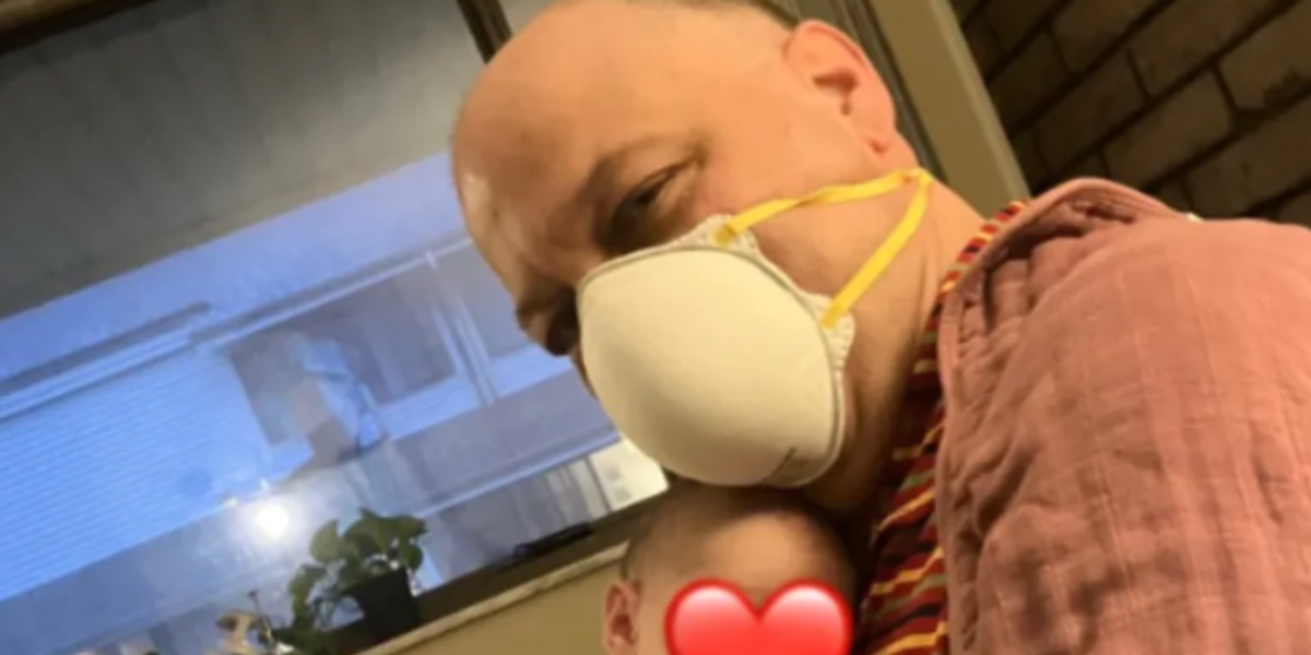 Ensom nybagt mor sender besked til sin far: Bryder ud i tårer over, hvad der så sker