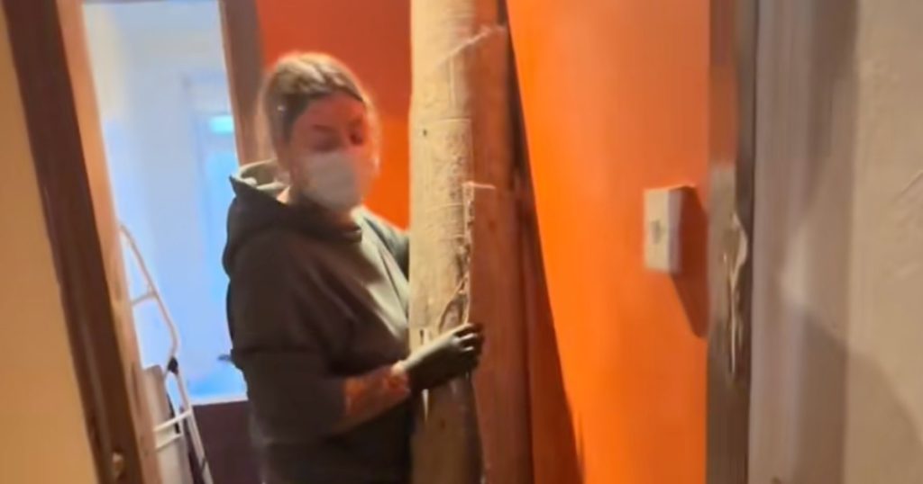 Par overtager endelig deres nye hus: Det, de finder indenfor, er vanvittigt