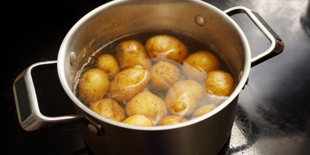 Sluta koka potatis i vatten. Det finns ett mycket bättre sätt.