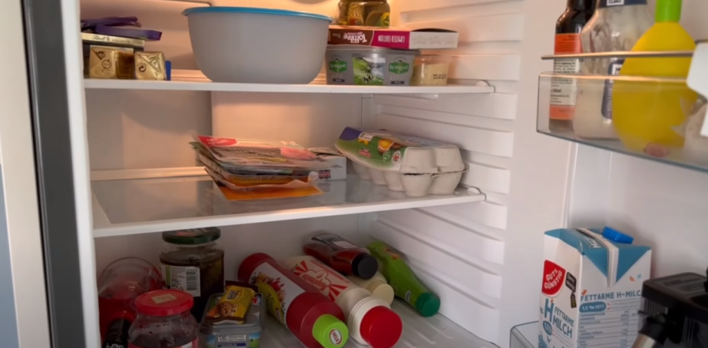 Många svenskar har det kvar i kylskåpet: Nu är det dags att slänga det