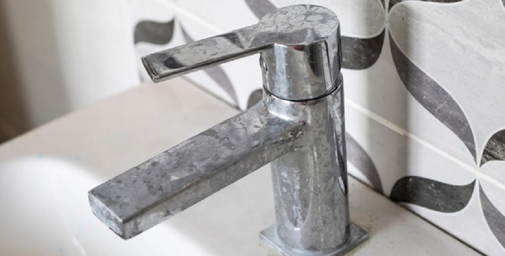 Glöm ättika och citron: Här är rörmokarnas enkla knep som tar bort kalk från kranen på nolltid