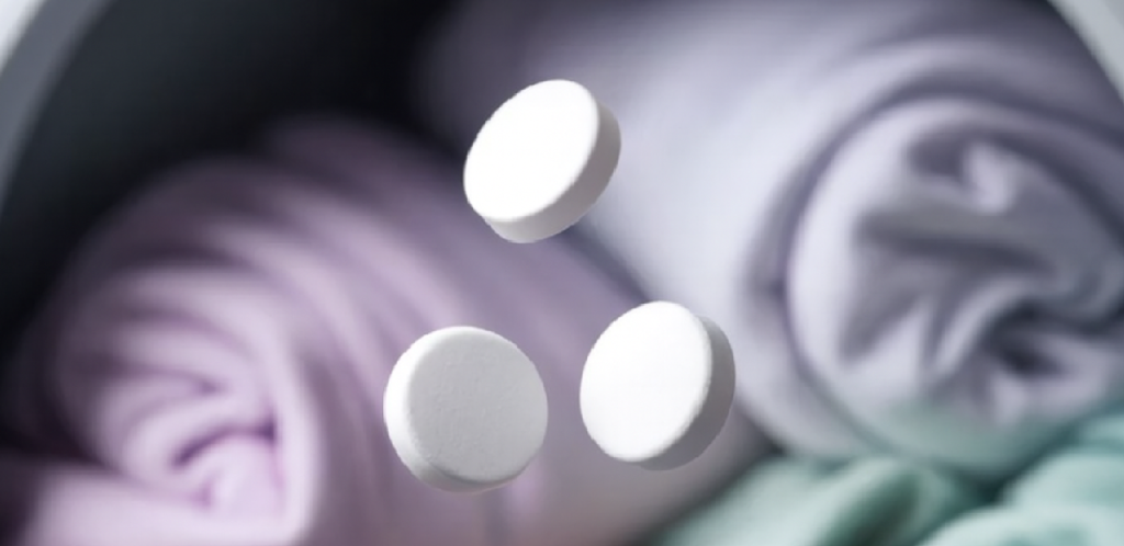 Jeg legger et par av disse tablettene i vaskemaskinen: Klærne mine blir alltid kritthvite