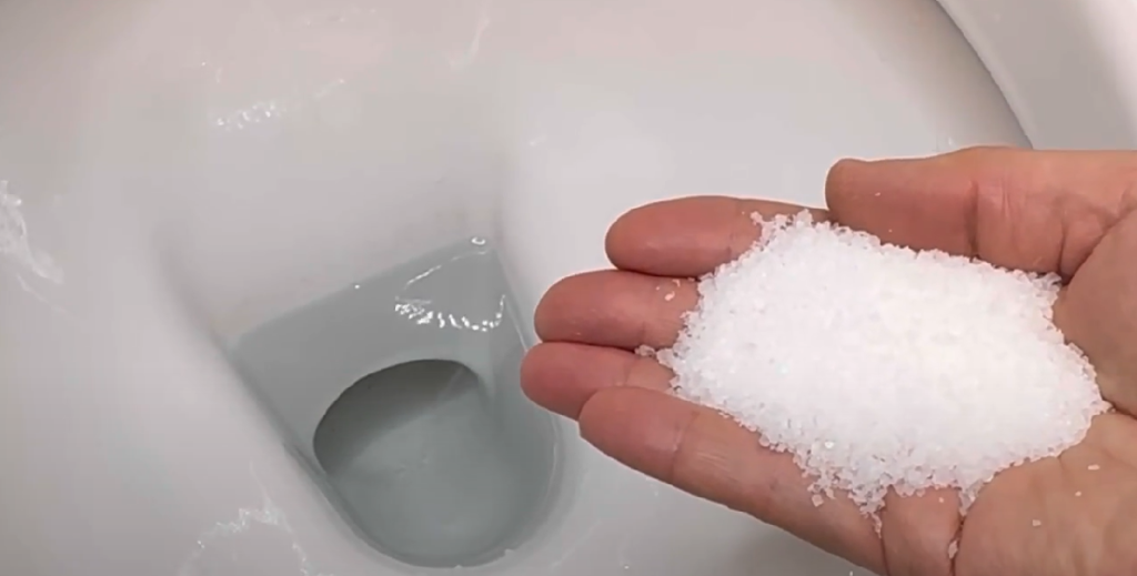 Hell grovt salt i toalettet før du legger deg: Morgenen etter vil du knapt tro det.