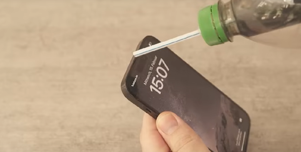 Han använder sugrörstricket alla mobilägare borde känna till: Du kommer att tacka dig själv för att lära dig det direkt