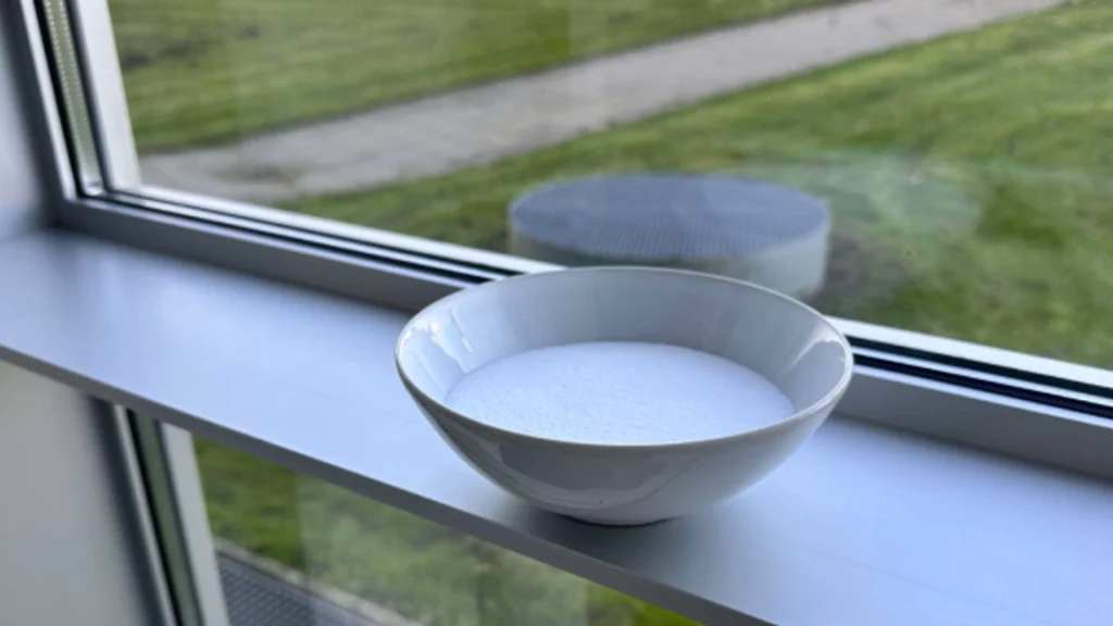 Därför börjar allt fler ställa skålar med salt i fönsterkarmarna