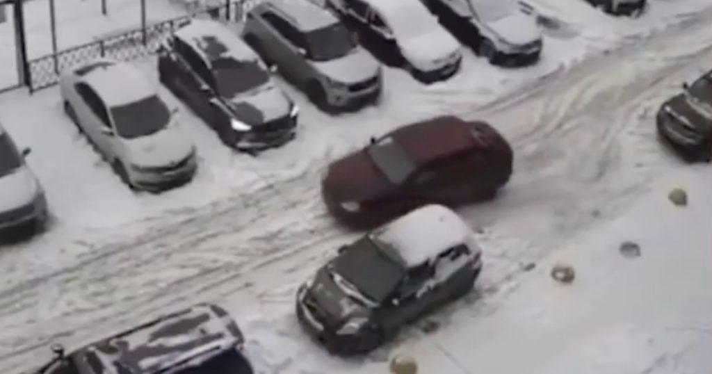 Folk er målløse: Bilist chokerer nettet med ‘ny teknik’ til parallelparkering: 