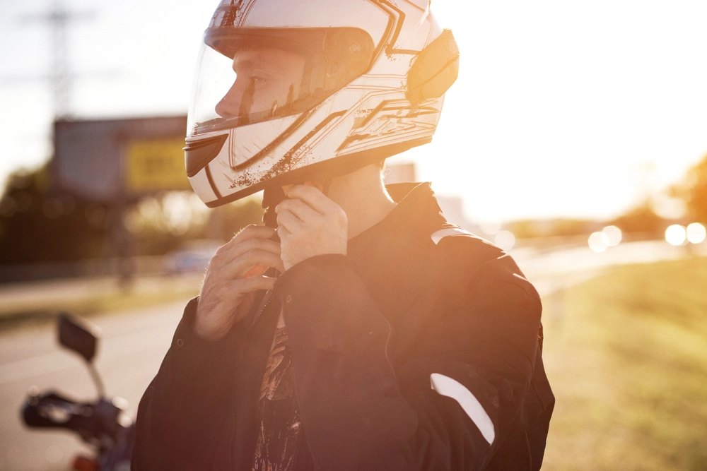 Gäller alla bilister: Ser du en motorcyklist knacka på hjälmen bör du vara extra försiktig