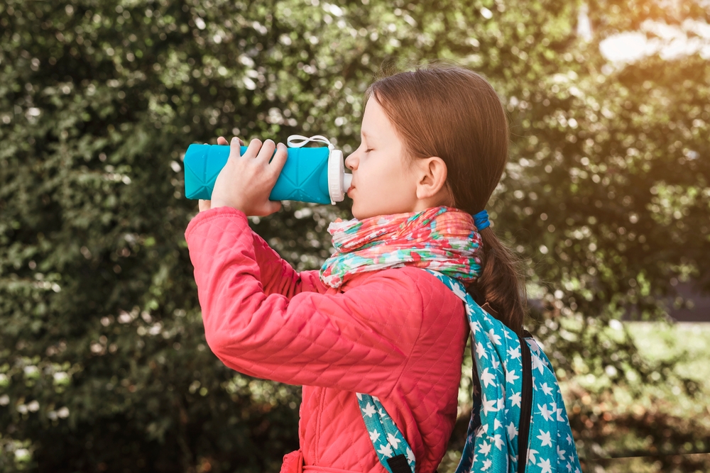 Far deler skræmmende fund i datters drikkedunk: Nu advarer han andre