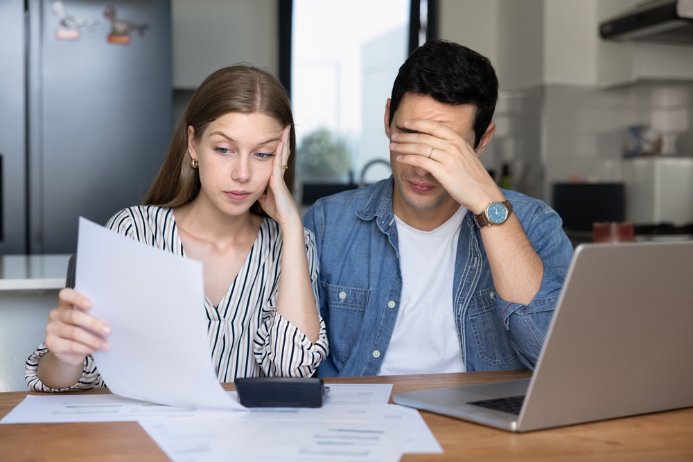 Par fik chok over regning på 25.000 kroner: Nu kommer de med løftet pegefinger