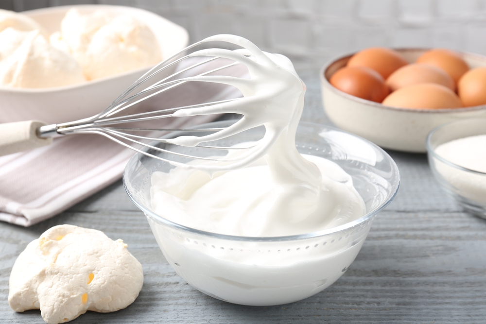 Slik får du perfekt pisket krem – helt uten visp og søl
