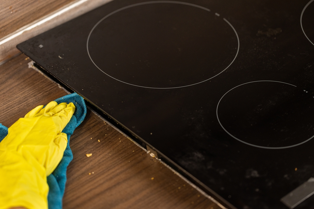 Kämpar du med fläckar på din spishäll? Då bör du testa det här knepet