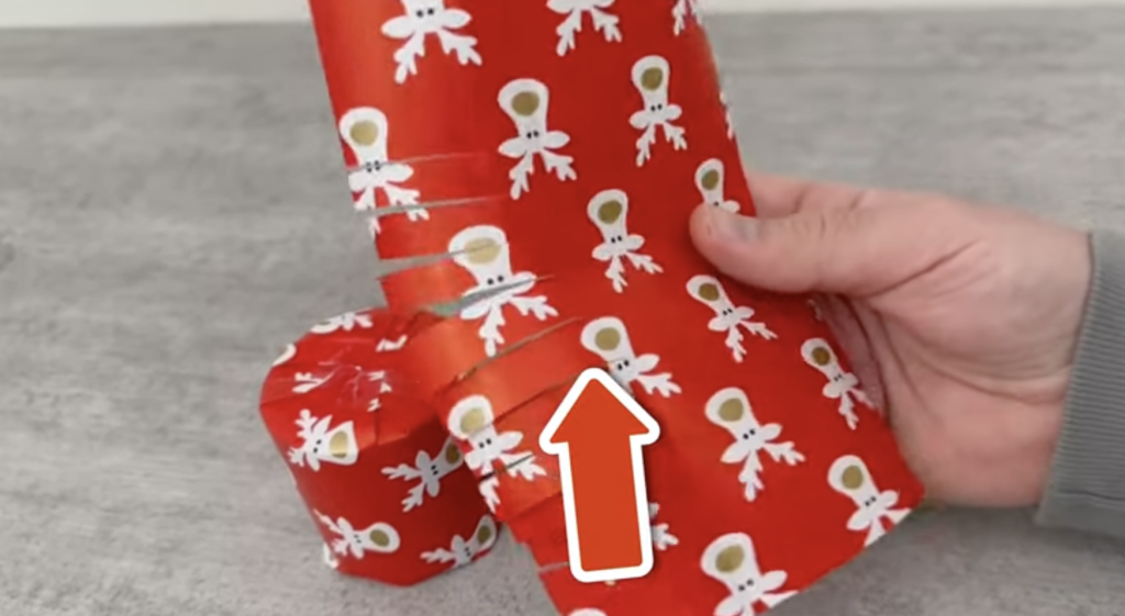 Han laver indpaknings-tricket, alle bør kende inden jul: Når du først har set det, vil du gøre det samme