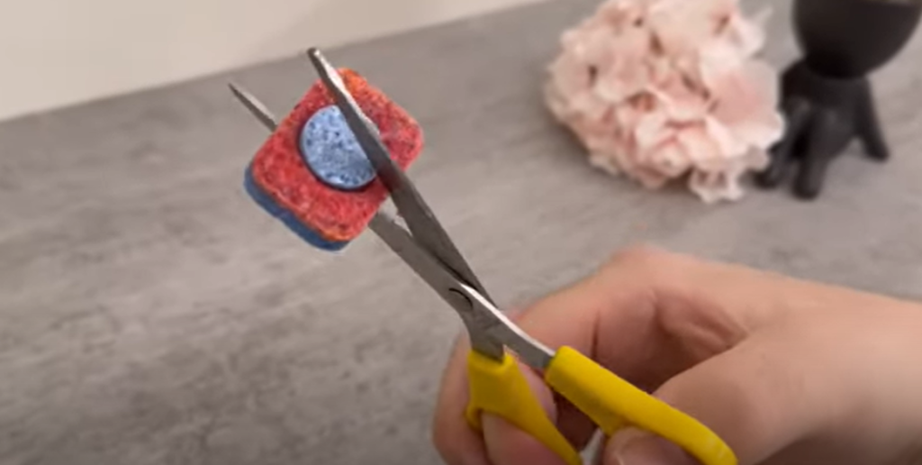 Han klipper en disktablett i två delar: ”Företagen vill inte att du ska veta det”