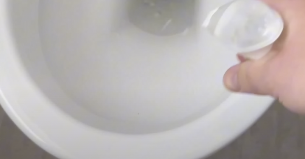 Han häller sköljmedel i toaletten – några minuter senare tackar han sig själv