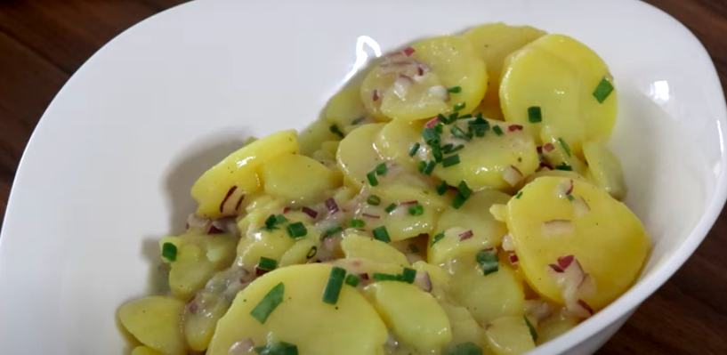 I Tyskland gör man potatissallad på det här sättet. Den smakar bättre än vår.