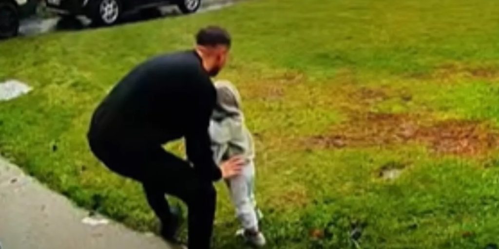 Far passer søn i 3 timer: Overvågningskamera fanger øjeblikket, hvor de ‘næsten dør’