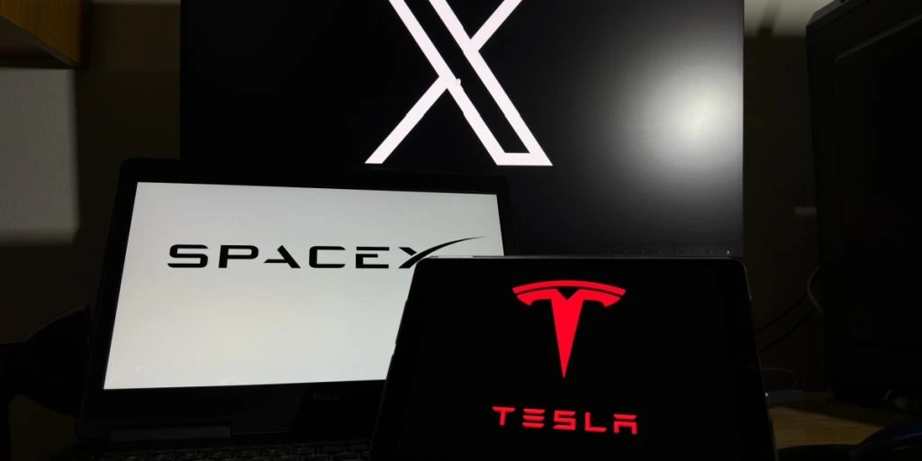 Musk overvejer historisk sammenlægning af sine selskaber
