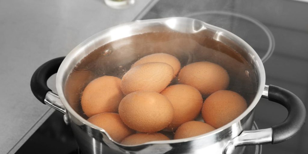 Häll i 1 matsked i äggvattnet: När äggen är klara lossnar skalet nästan av sig självt