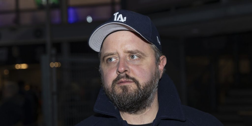 Magnus Millang er gået markant ned i løn: Så meget tjener han