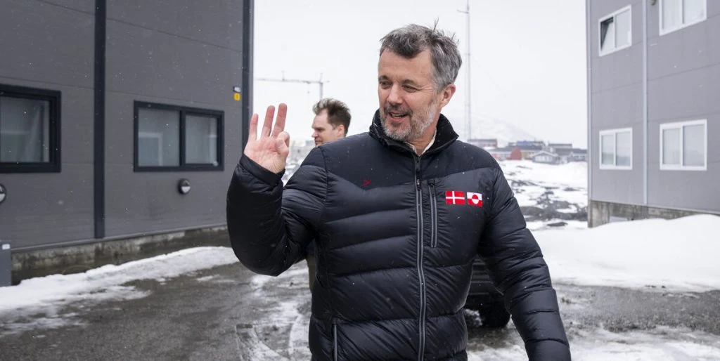 Voldsomt men effektivt signal: “Send kong Frederik til Grønland!”