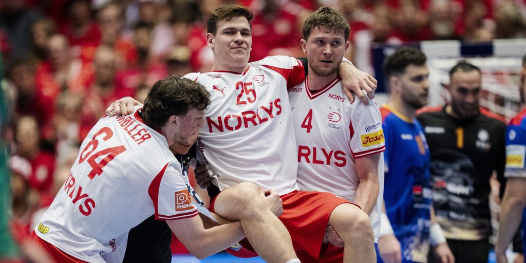 Lukas Jørgensen blev båret af banen: Nu melder Nikolaj Jacobsen ud om hans tilstand