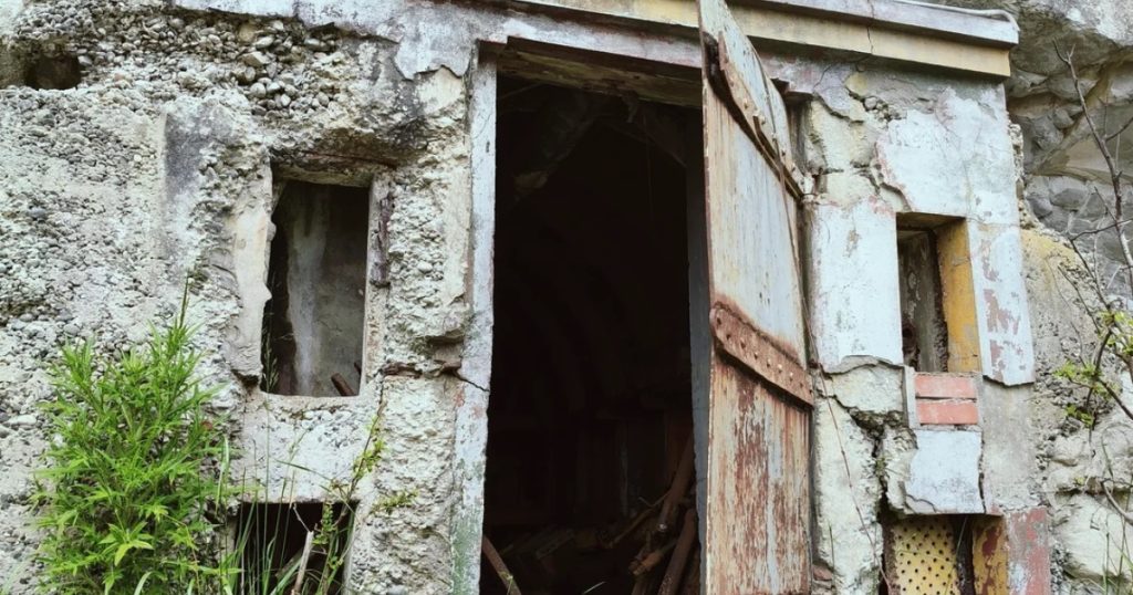 I 40 år gik han forbi gammel trædør: Hvad han fandt indenfor, var utroligt