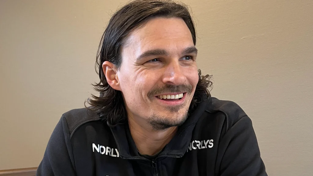 Jannick Green deler unikke detaljer fra hotelværelserne i landsholdslejren: “De er virkelig meget …”