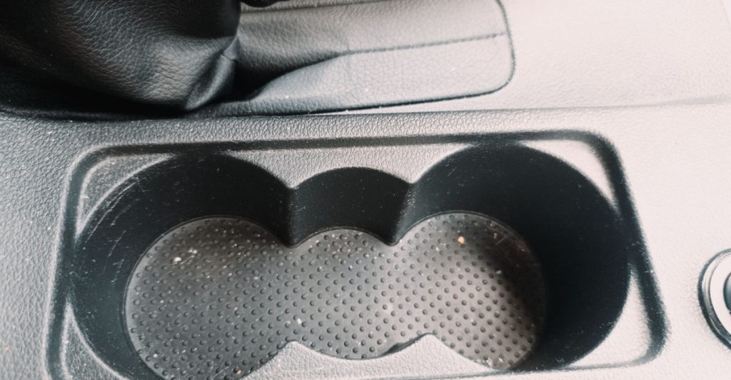 Det er lovpligtigt, men mange bilister glemmer det og bøden er ikke lille